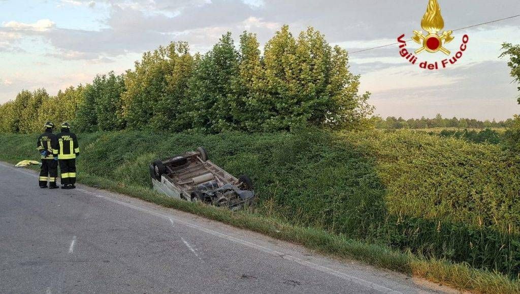 Travolti da un furgone mentre vanno al lavoro in bici: morti due operai nel Mantovano