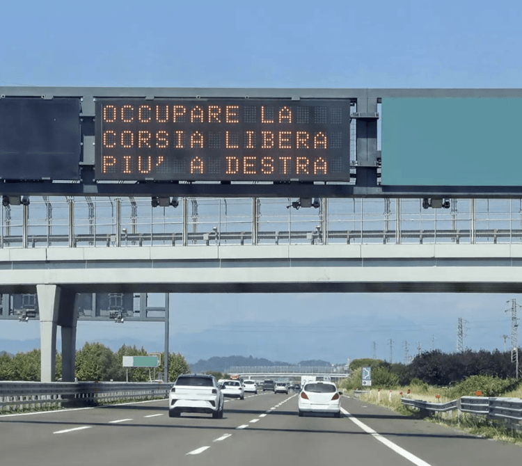 La guida In autostrada e il vizio di occupare la corsia di sorpasso: non è prudenza ma infrazione