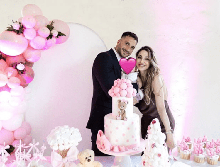 Giacomo Buttaroni e Anna Tatangelo insieme alla figlia Beatrice - Instagram / @sreventi