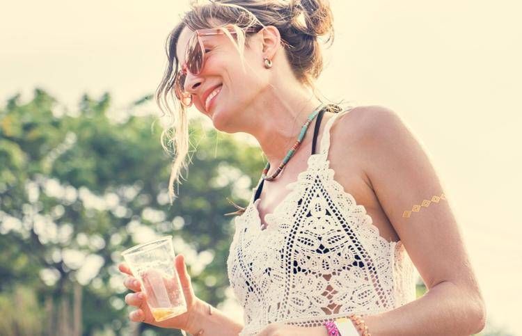 Una donna beve un bicchiere d'acqua - (123Rf)