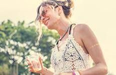 Una donna beve un bicchiere d'acqua - (123Rf)