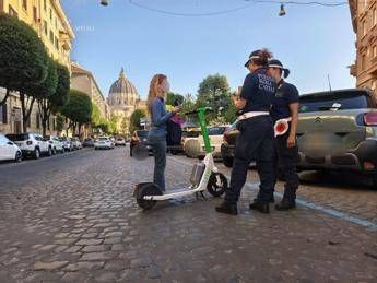 Monopattini, nuove regole dal 16 maggio: a Roma oltre 400 irregolarità rilevate nell'ultima settimana
