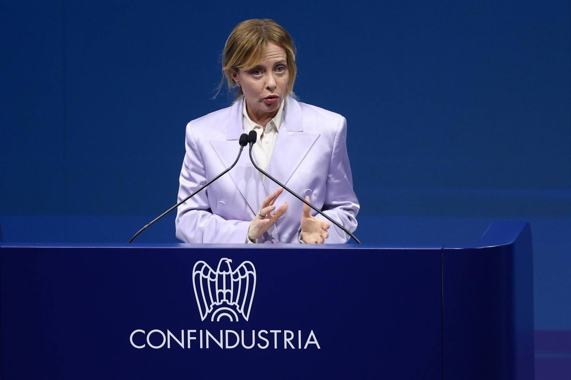 Meloni cita Virgilio all'assemblea di Confindustria: "Così si sale alle stelle"