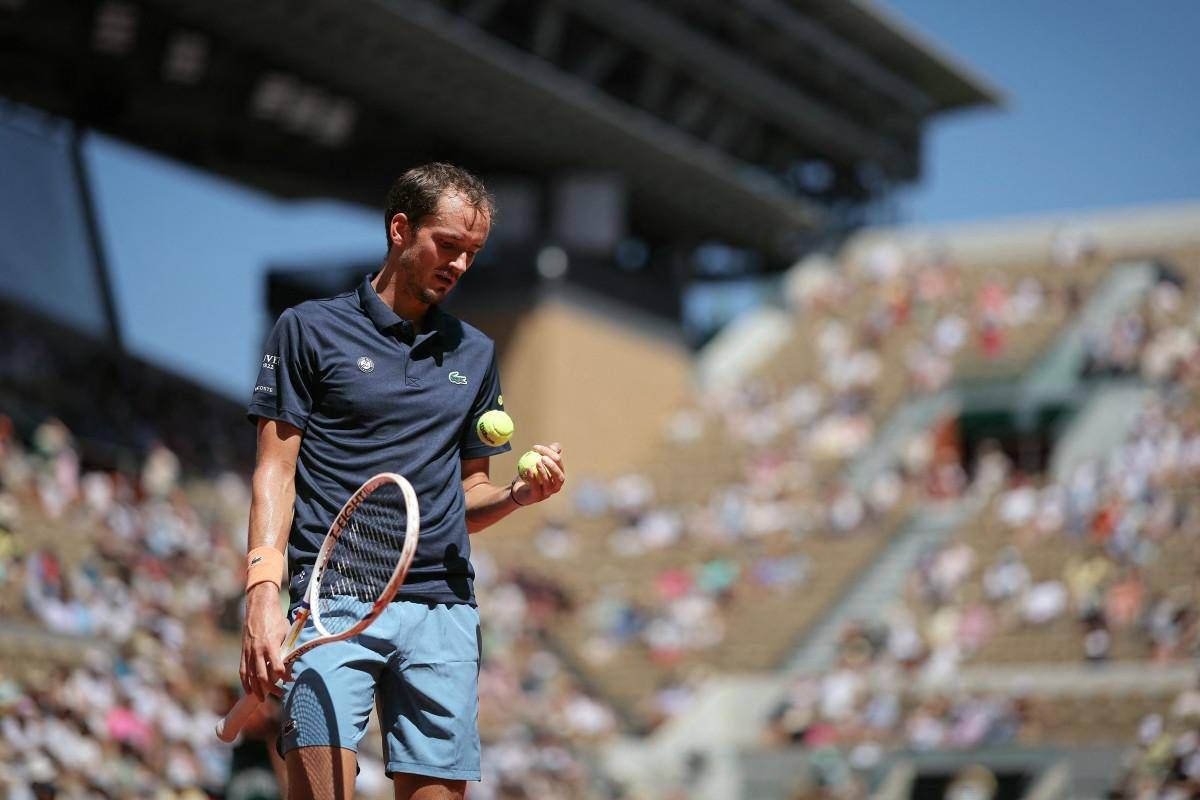 Roland Garros, Medvedev soffre il caldo e litiga con la moglie: "Comportati bene"