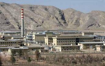 Natanz, 30-03-2005 - L'Iran ha permesso oggi l'ingresso ad un gruppo di giornalisti nell'impianto nucleare di Natanz. Una trentina di giornalisti, tra locali e stranieri, hanno visitato la centrale, 250 km a sud di Teheran, dove si produce uranio arricchito. Nela foto la centrale di Isfahan.

Esfahan's Uranium Conversion Facility, 254 miles (410 kilometers), south of the capital Tehran, Iran, Wednesday, March 30, 2005. - ©Reza Madadi/IBERPRESS