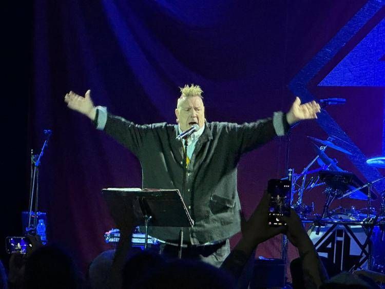 John Lydon sul palco dell'Alcatraz per il tour dei PiL