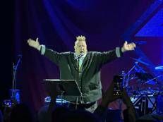 John Lydon sul palco dell'Alcatraz per il tour dei PiL