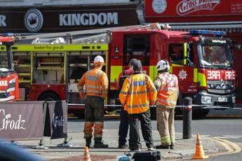 Londra, incendio in supermercato kosher: 100 pompieri in campo