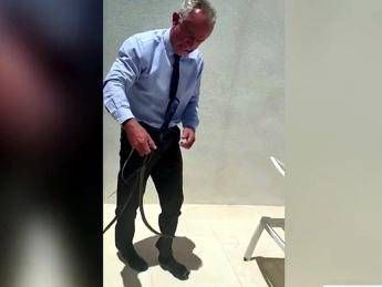 Kennedy cattura 2 serpenti a mani nude. E viene morso... - Video