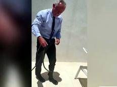 Kennedy cattura 2 serpenti a mani nude. E viene morso... - Video