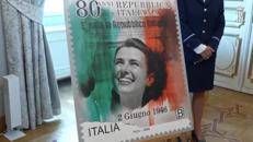 Ottant'anni della Repubblica, presentato a Mattarella il francobollo commemorativo