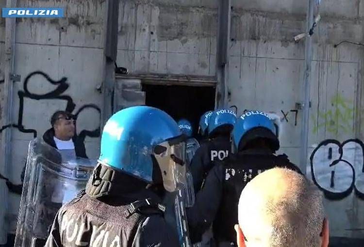 Polizia in edificio a via Tallone - (Polizia)