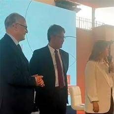 Roma, a Gualtieri in regalo il noto caschetto del 'super sindaco' - Video