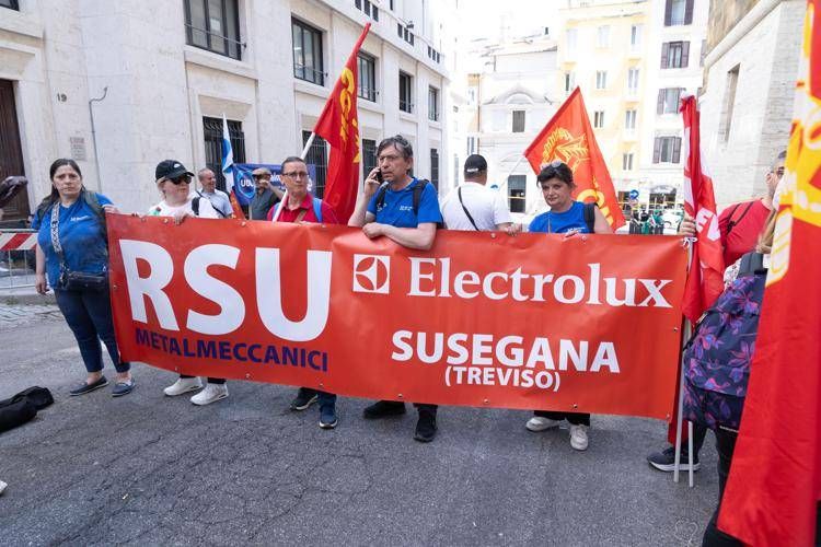Presidio dei lavoratori dell'Electrolux davanti al Mimit a Roma - Fotogramma/Ipa