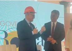 Roma, a Gualtieri in regalo il noto caschetto del 'super sindaco' - Video