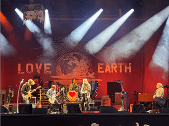 Neil Young, 'as time explodes' è un live che suona umano e attualissimo