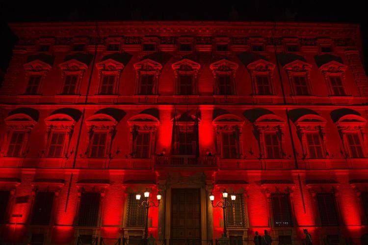 Montecitorio illuminato di rosso - (Foto ufficio stampa)