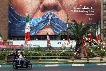 Un cartellone pubblicitario a Teheran - (Afp)