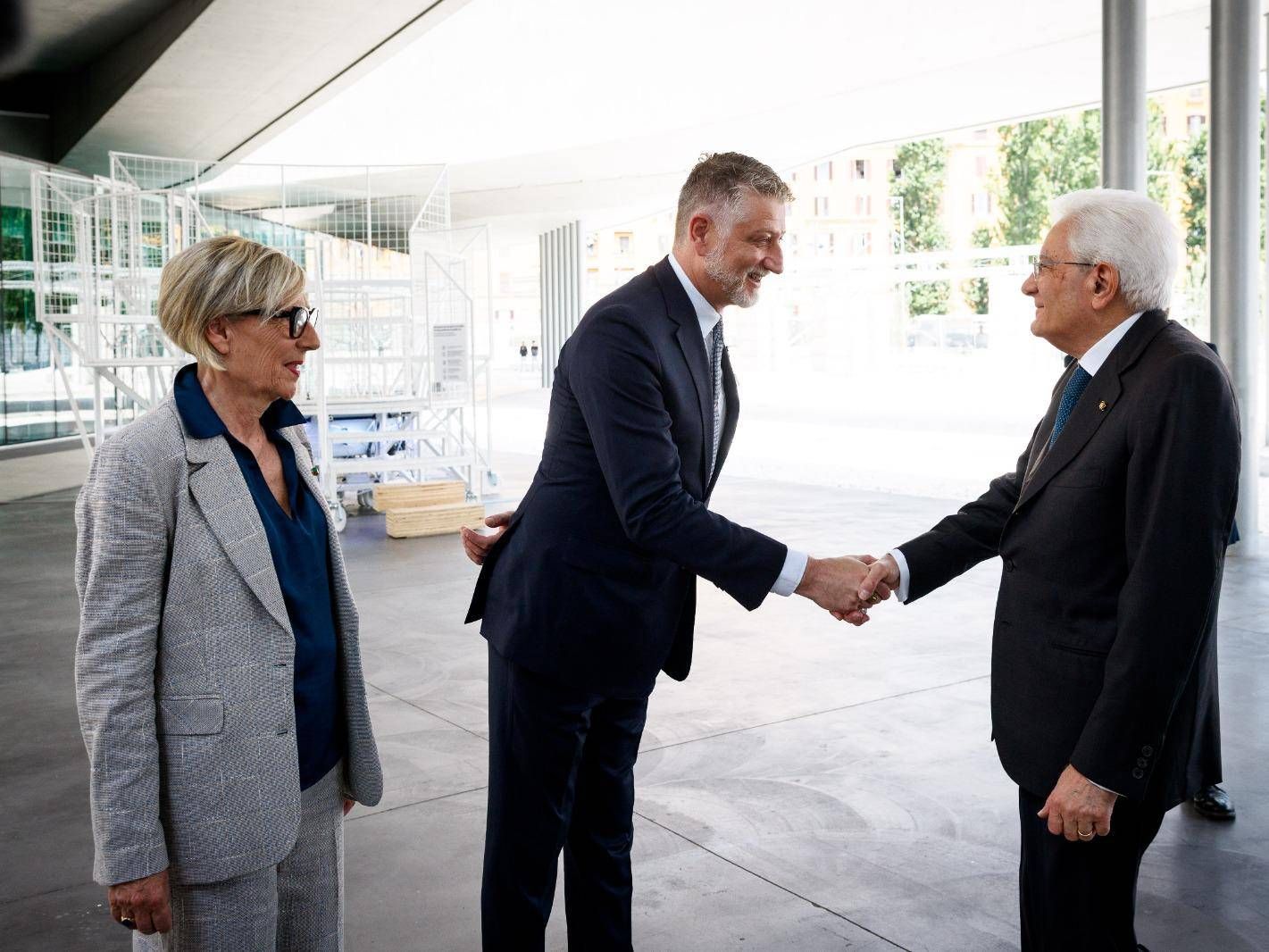 da sinistra: Maria Emanuela Bruni, presidente della Fondazione; Alessandro Giuli, ministro della Cultura; Sergio Mattarella, presidente della Repubblica