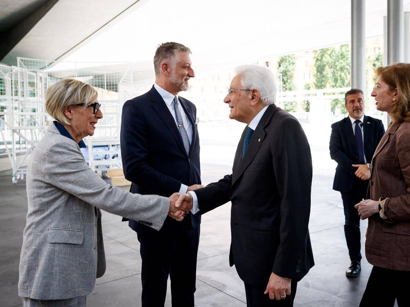 da sinistra: Maria Emanuela Bruni, presidente della Fondazione; Alessandro Giuli, ministro della Cultura; Sergio Mattarella, presidente della Repubblica