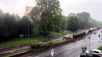 Bomba d'acqua a Milano: grandine, diluvio e raffiche di vento - Video