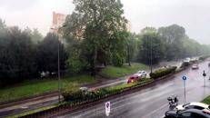 Bomba d'acqua a Milano: grandine, diluvio e raffiche di vento - Video