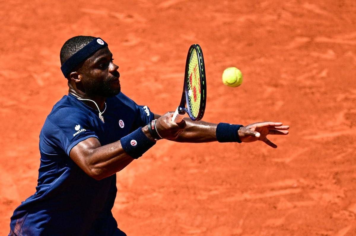 Roland Garros, Tiafoe vince e tifoso gli ruba la racchetta: "Posso riaverla?"