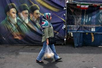 Donna cammina per le strade di Teheran - (Afp)