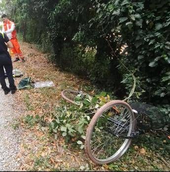 Con bicicletta si schianta contro un albero nel reggiano e viene trovato morto sul ciglio della strada ﻿