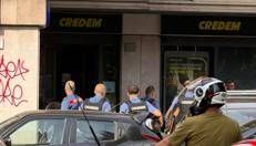 Roma, buco nel muro per entrare in banca ma la filiale è in dismissione: irrompono i carabinieri