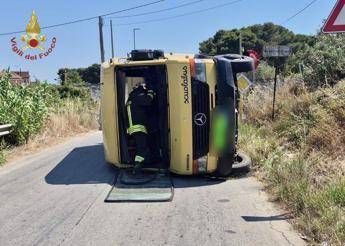 Lo scuolabus coinvolto nell'incidente - Vigili del fuoco