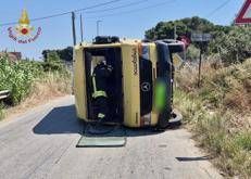 Lo scuolabus coinvolto nell'incidente - Vigili del fuoco