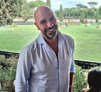 Checco Zalone a Piazza di Siena: "Nella vita avrei voluto essere un ortopedico, che grazie a questo sport prosperano"