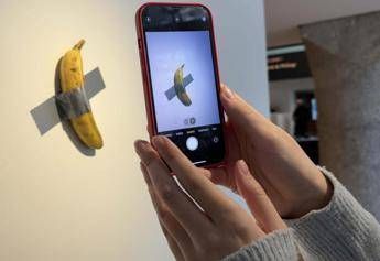 Banana Cattelan Fg 1 Immagine in aggiornamento