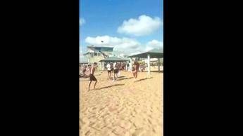 Israele, razzi di Hezbollah contro Nahariya: la fuga dalla spiaggia - Video