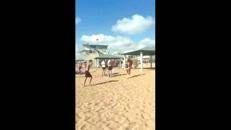Israele, razzi di Hezbollah contro Nahariya: la fuga dalla spiaggia - Video