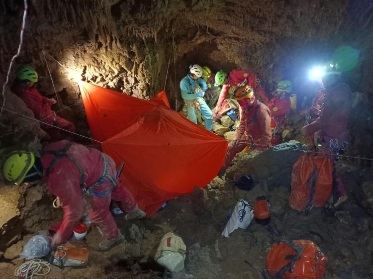 Soccorsi per lo speleologo nella grotta - Soccorso Alpino