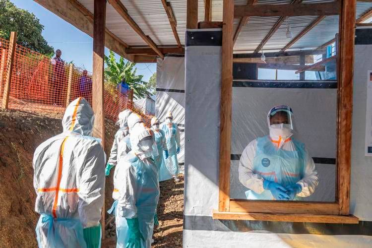 Operatori sanitari in un nuovo centro di trattamento per l'Ebola in Congo - (Afp)