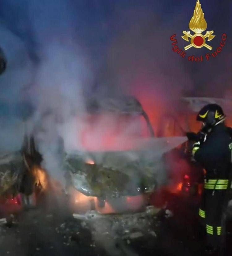 Vigili del fuoco al lavoro per spegnere incendio sette furgoni  - Vigili del fuoco