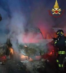 Vigili del fuoco al lavoro per spegnere incendio sette furgoni  - Vigili del fuoco