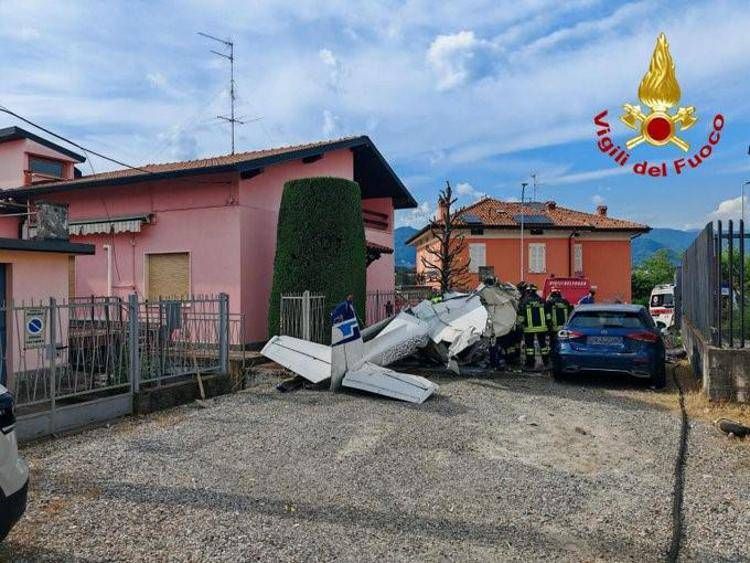 Cessna precipita vicino ad alcune abitazioni di Valbrembo - vigili del fuoco