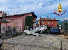 Cessna precipita vicino ad alcune abitazioni di Valbrembo - vigili del fuoco