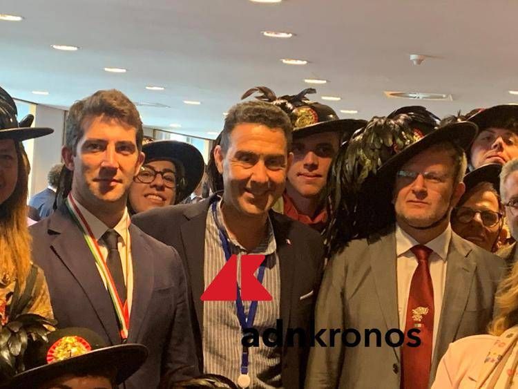 L'eurodeputato di Futuro Nazionale Roberto Vannacci con i colleghi di Fratelli d'Italia (con il cappello da bersagliere, il capodelegazione Carlo Fidanza) festeggiano il 2 giugno a Bruxelles - Foto Adnkronos