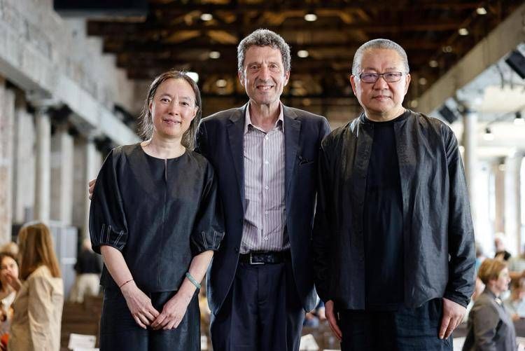 (Wang Shu, Lu Wenyu e Pietrangelo Buttafuoco - Ufficio stampa Biennale di Venezia)