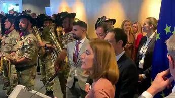 2 giugno, l'omaggio della presidente Metsola a Bruxelles - Video