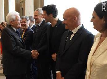 2 giugno, Mattarella saluta artisti e sportivi coinvolti nello spettacolo per gli 80 anni della Repubblica