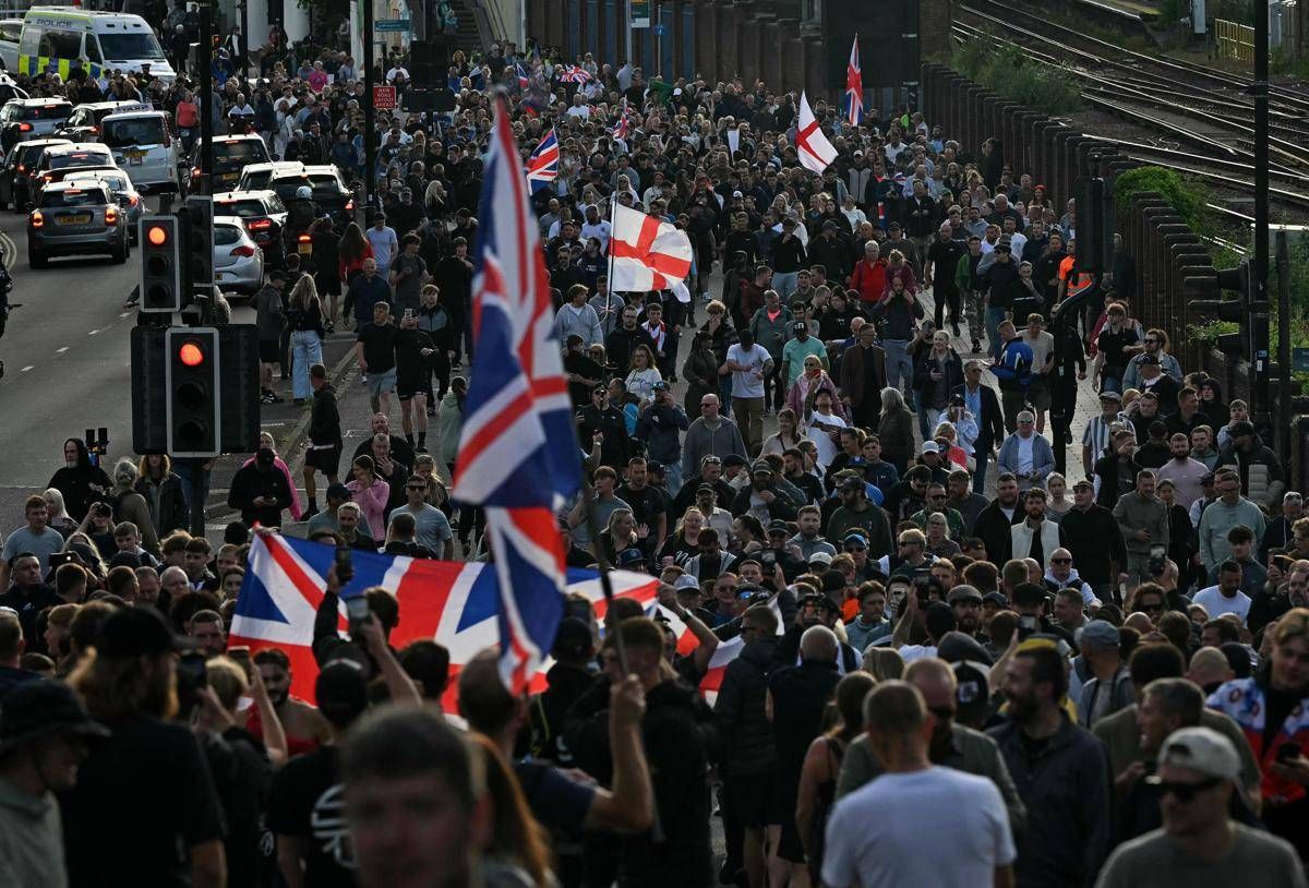 https://www.adnkronos.com/resources/02a6-20c641596e87-156e3d3ab9df-1000/format/huge/southampton_proteste_afp.jpeg