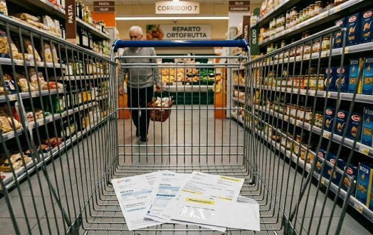 Carrello della spesa con bollette - (Immagine creata con AI)