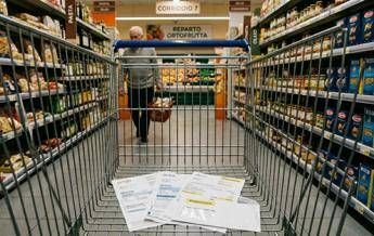 Carrello della spesa con bollette - (Immagine creata con AI)