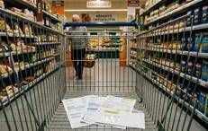 Carrello della spesa con bollette - (Immagine creata con AI)